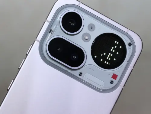 ▲Nothing Phone (4a) Pro 採用 7.95mm 極薄機身，搭載 140 倍變焦與全面升級的 Glyph Matrix 燈效。（圖／記者周淑萍攝）