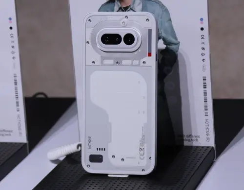 ▲Nothing Phone (4a) 延續經典透明外型設計美學，搭載全新 Glyph Bar 光效介面與 5000 萬畫素主鏡頭與多重反射式稜鏡系統。（圖／記者周淑萍攝）