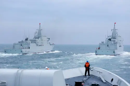 Three People's Liberation Army Navy destroyers conduct formation maneuver training. (81.cn)