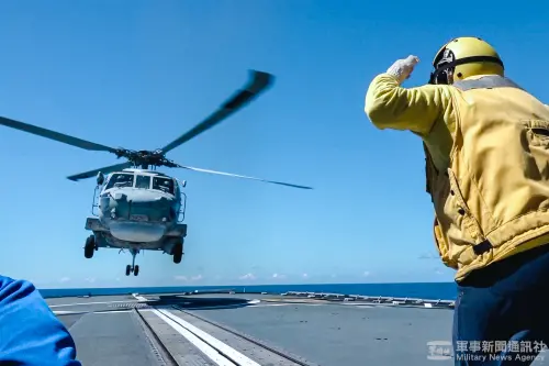 An ROC Navy helicopter is landing aboard a warship. (MNA)