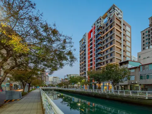 ▲「皇逸居」坐落幸福川首排，擁有市中心少見的水岸景觀與永久棟距。（圖／皇品院建設提供）