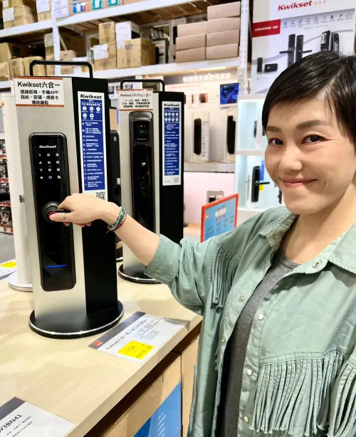 ▲趁著門扇重新規劃的機會，許多民眾前往特力屋等修繕通路，將兼具便利與防火安全的「智慧電子鎖」列為居家新標配。（圖／特力屋提供）