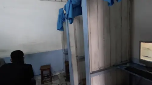 ▲中國YouTuber「小鐘Johnny」曾拍片體驗過非洲網咖，隔間僅有一個單人座位，1小時價位為2000阿里亞里（約15元新台幣）。（圖／翻攝自YT「小鐘Johnny」）