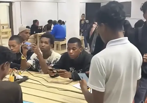 非洲創業「手機網咖」爆紅！陸男無痛開店超狂　排隊爆滿抽號碼牌