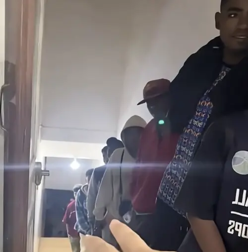 ▲手機網咖在當地引發了前所未有的轟動，每天店內總是擠滿了渴望上網的民眾，甚至還要在門口排隊領取號碼牌才能入場。（圖／翻攝自YT）