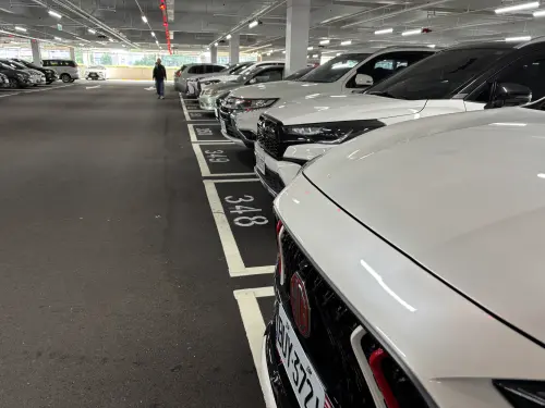 ▲2026 年全台有超過 854 萬輛車需繳納牌照稅。由於稅金是依據「排氣量」來計費，車主們繳費前不妨先對照級距表，確認愛車今年應繳的確切金額。（示意圖／記者徐銘穗攝）