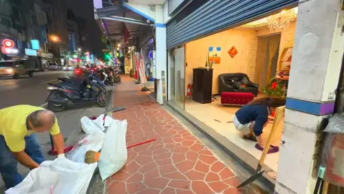 桃園傳槍響！通緝犯駕車拒檢撞養生館　警開槍逮人搜出「鎮暴槍」