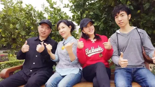 ▲劉曉慶（右2）過往與妹妹一家相處融洽。（圖／翻攝自微博）