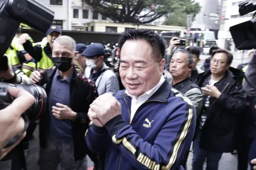 快訊／蔡正元現身北檢「報到入監」最新畫面曝光！館長到場相送