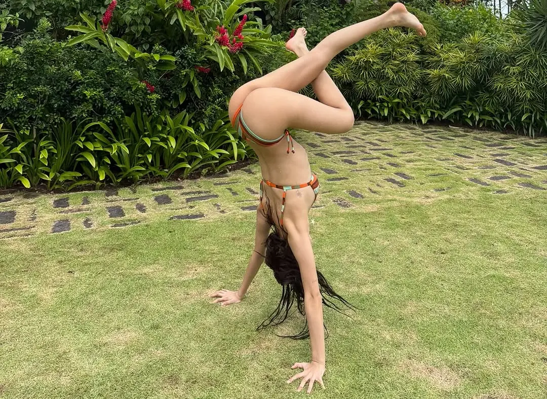 ▲Lisa結束BLACKPINK《DEADLINE》巡演後，近期飛往峇里島度假，一張穿比基尼在草地上倒立的高難度動作，瞬間萌翻粉絲。（圖／IG@lalalalisa_m）