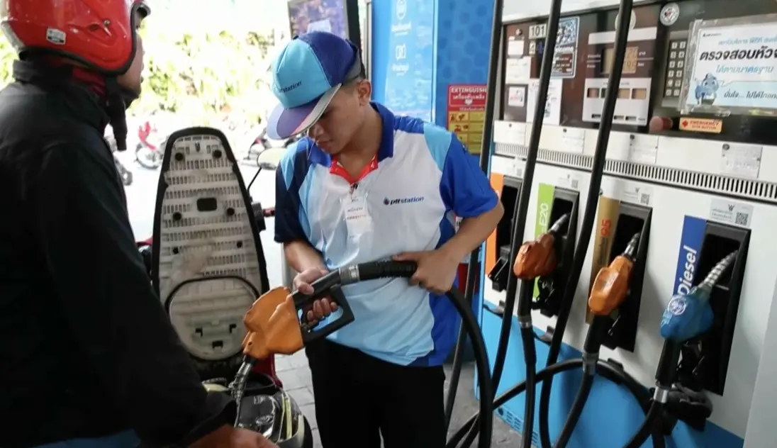 ▲泰國燃料價格出現劇烈波動，本週四（26日）油價大幅調整，每公升上漲6泰銖（約新台幣5.8元）。（圖／翻攝自影片）