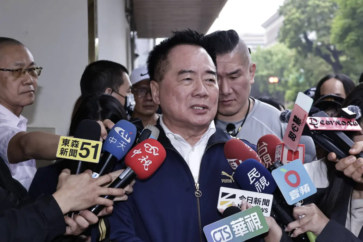 ▲蔡正元今（27日）上午現身台北地檢署執行科報到，其接受訪問時講了近半小時。（圖／記者吳翊緁攝影）