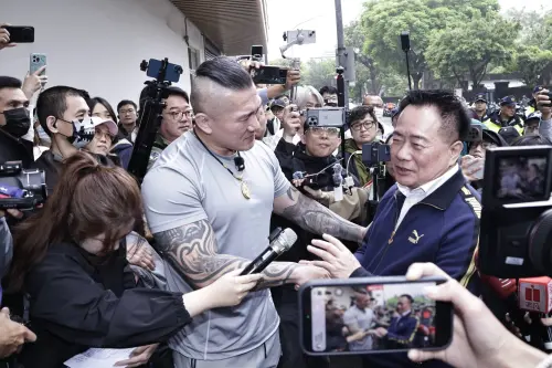 ▲蔡正元今（27日）報到發監服刑，館長（左）也陪同到場。（圖／記者吳翊緁攝影）