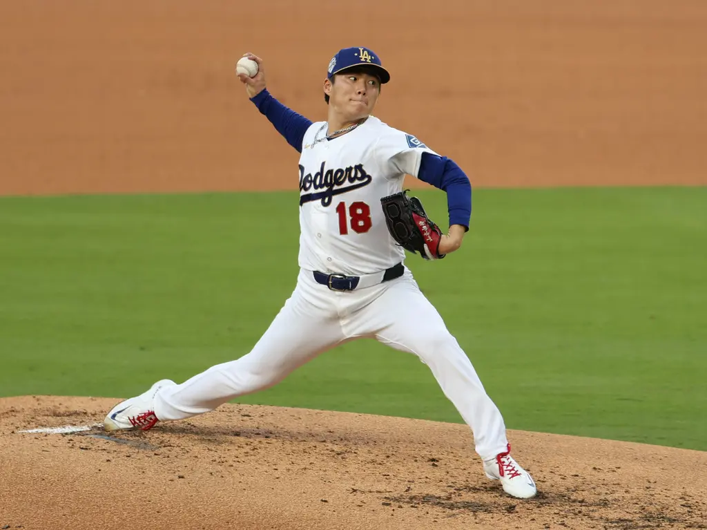 ▲洛杉磯道奇今（27）日迎來主場開幕戰交手亞利桑那響尾蛇，山本由伸連續兩年擔任道奇開幕戰先發投手，雖本場比賽遭珀多莫（Geraldo Perdomo）敲出兩分砲，但最終仍繳出5局失2分6次三振的好投。（圖／美聯社／達志影像）