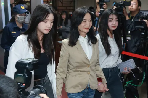 ▲應曉薇（中）兩名女兒應佳妤（右）、應佳伶（左）都是學霸。（圖／記者葉政勳攝,2026.03.26）