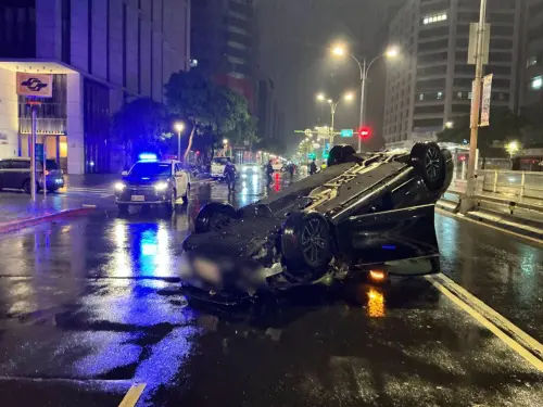 酒店爽喝僥倖上路！北市男猛撞工程車　賓士「四腳朝天」慘躺路中