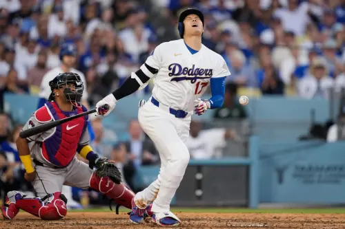 ▲克拉克投出的第一球便是時速149公里（約93.2英里）的內角球，直接擊中了大谷翔平的右手上臂（靠近二頭肌處）。（圖／美聯社／達志影像）