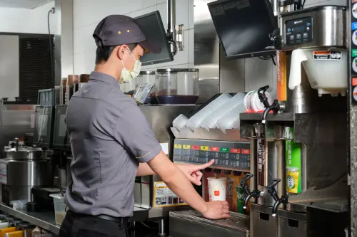 ▲台灣麥當勞奪得全球冠軍！親自揭密可口可樂好喝的五大評比指標。（圖／翻攝自麥當勞官網）