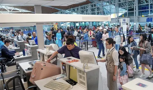 越南峴港機場國際航廈人潮爆滿！通關至少等2小時