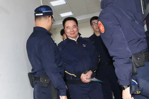 「用燦爛笑容迎接橫逆」蔡正元上銬入獄畫面曝！全程微笑步上囚車