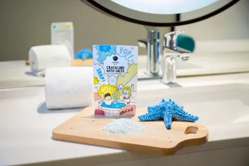 ▲台北凱達大飯店於四月推出兒童節專案，入住即贈Nailmatic「Kids天空藍啵啵沐浴鹽」。（圖／台北凱達大飯店提供）