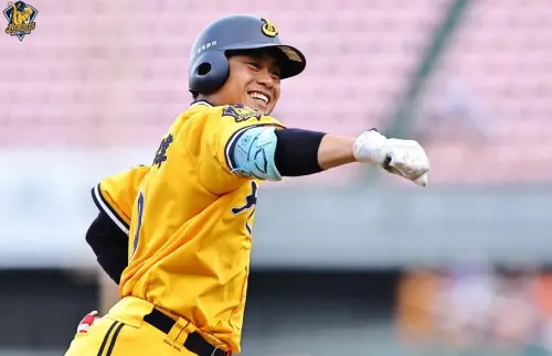 ▲中信兄弟明天迎接開幕戰，去年固定先發的外野手岳政華卻因傷趕不上開季，上午賽前練習時，捕手林吳晉瑋跑到外野加練接球，總教練平野惠一受訪時證實，本季開幕戰他就是外野奇兵。（圖／中信兄弟提供）