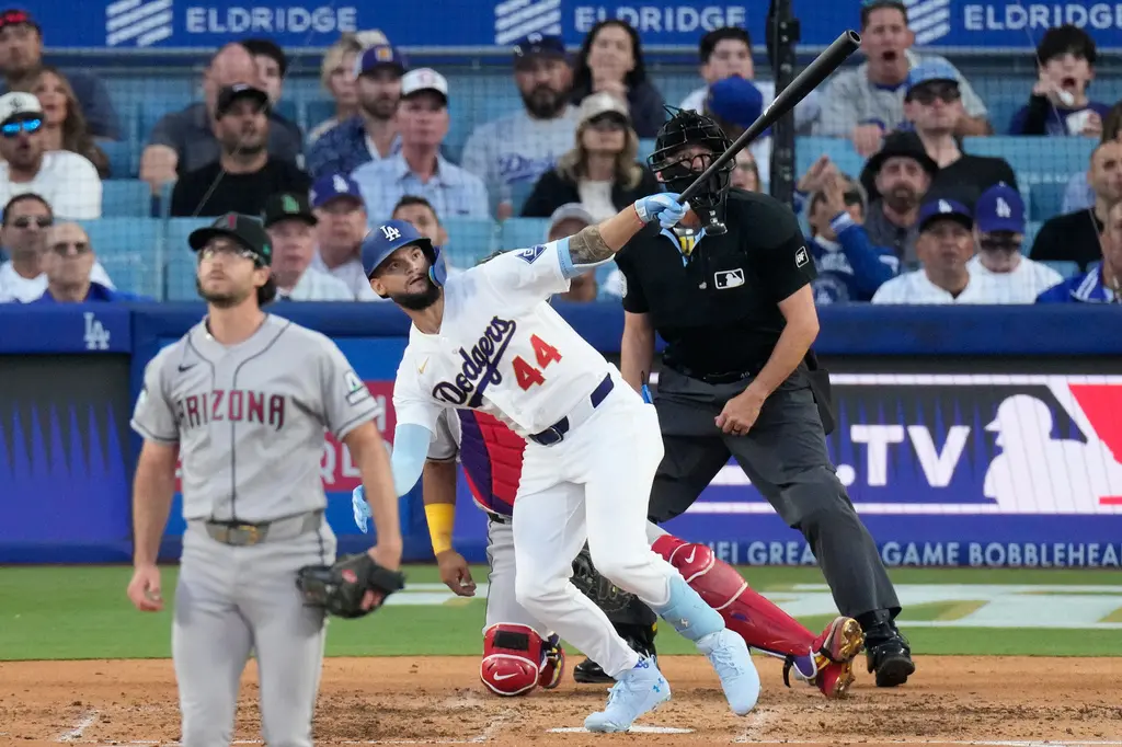 ▲道奇隊在開幕戰以8：2逆轉大勝響尾蛇，帕赫斯轟出逆轉3分砲，總教練羅伯斯賽後對自家打線讚不絕口，直呼「根本找不出缺點」。（圖／美聯社／達志影像）