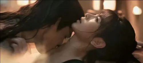 張凌赫《逐玉》吸吻田曦薇鎖骨！40秒被窩戲太色遭刪　劇迷氣炸