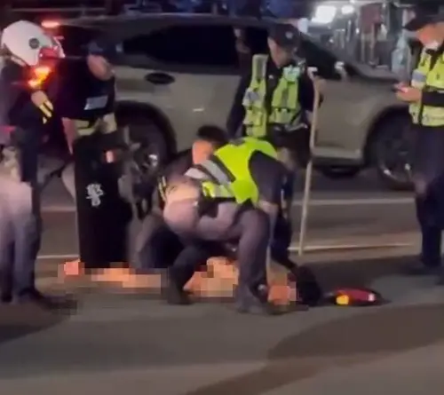 台中逆子砍母　男持刀裸奔街頭遭警制伏　母送醫搶回一命