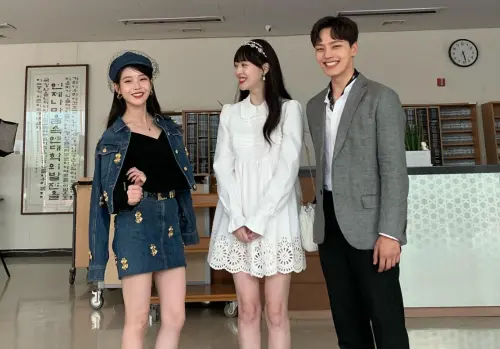 ▲雪莉（中）生前拍的最後一部電視劇就是客串IU（左）、呂珍九（右）主演的《德魯納酒店》。（圖／IG@jelly_jilli）