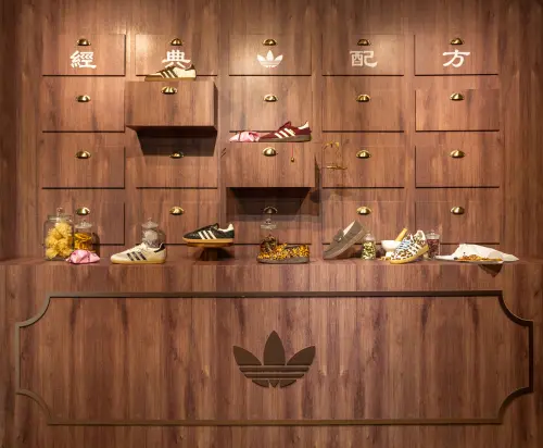 ▲「三葉草風格行」內重現早期茶行、碼頭與布市等生活場景。（圖／愛迪達提供）