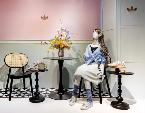 ▲摩登優雅Morden Chic薄底鞋演繹造型。（圖／愛迪達提供）