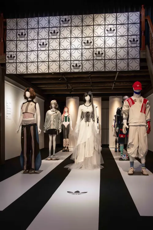 ▲「三葉草原創精神」風格改造經典服飾。（圖／愛迪達提供）