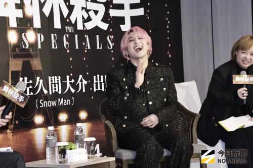 ▲佐久間大介心情好，狂擺各種姿勢給記者拍照。（圖／記者吳翊緁攝）