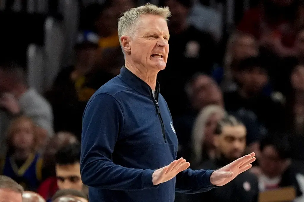 ▲金州勇士很可能在3月的最後一周確定僅能透過「附加賽」爭奪季後賽席位。對此，勇士隊總教練科爾（Steve Kerr）在受訪時難掩憤怒，甚至在電台節目中直接回絕主持人的祝賀。（圖／美聯社／達志影像）
