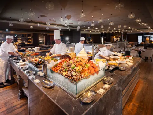 ▲台北君悅酒店館內旗下超人氣自助餐「凱菲屋」、「彩日本料理」，搭乘四月兒童月，推出春季四重優惠選擇。（圖／台北君悅提供）