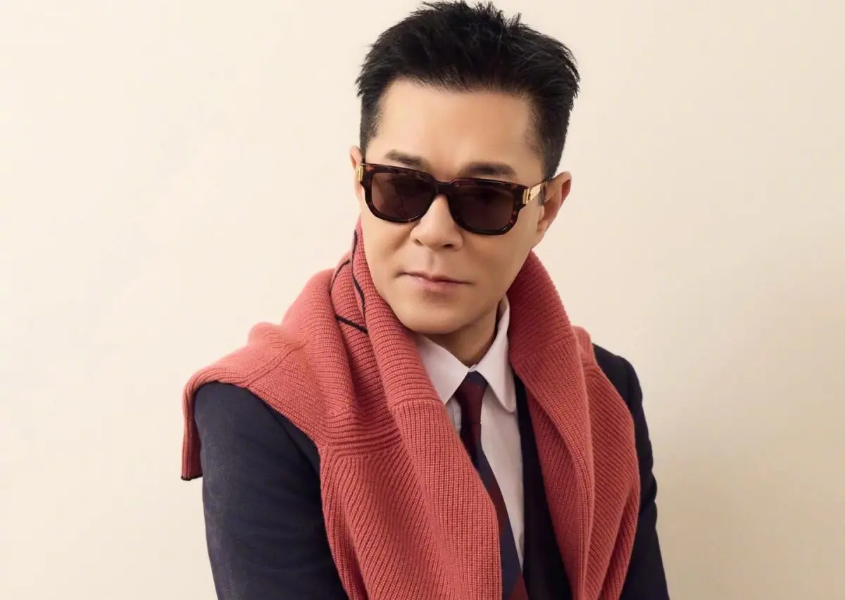 ▲古天樂去年才剛因視網膜破洞開刀，22日出席《香港導演會頒獎典禮》竟遭雷射光直射眼睛，讓粉絲看到全怒了。（圖／微博@古天樂）