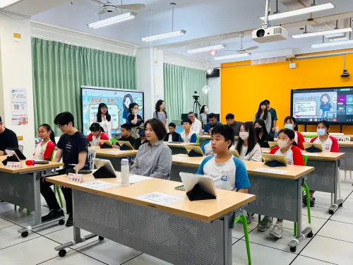 ▲周春米出席「AI學習日」活動，與學童一同體驗AI課程，關心科技教育推動成果。（圖／屏東縣府提供）