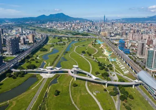 國際局勢動盪、股市過熱警訊頻頻？「錢進」房市成契機