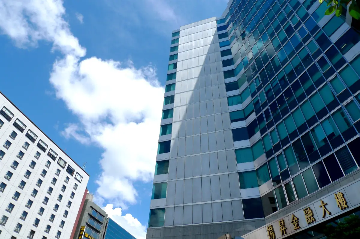 ▲隨著屋主價格預期上修，甚至出現非百萬不賣的心態，觀望氣氛浮現，百萬大樓交易轉緩。（圖／信義全球資產公司提供）