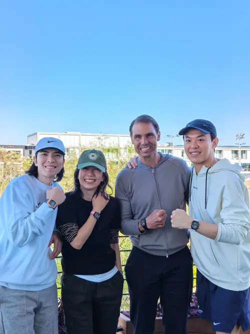 ▲Summer（左二）回憶，上次造訪西班牙是25年前，當年納達爾（右二）僅16歲，蕭敬騰（左一）也才15歲。（圖／喜鵲娛樂提供）