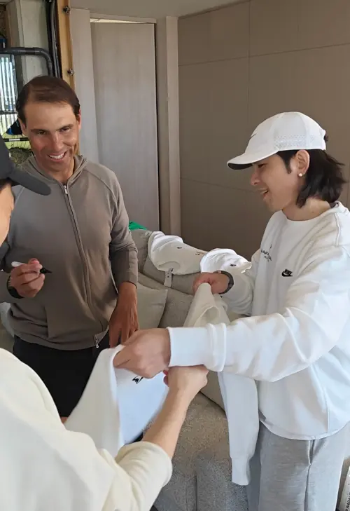 ▲蕭敬騰（右）和友人前往西班牙參訪納達爾學院，與「紅土之王」納達爾（左）相見歡。（圖／喜鵲娛樂提供）