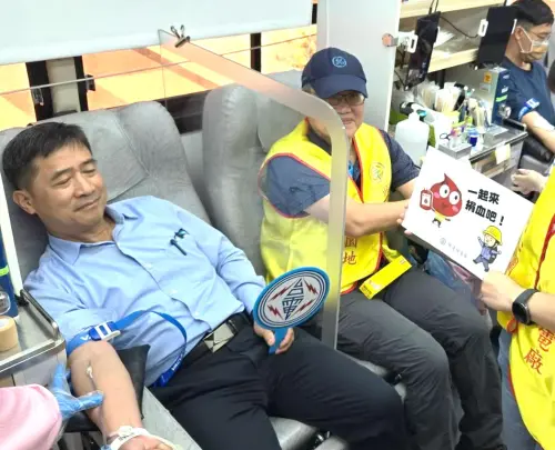 挽袖捐血紓解血荒！台灣電力公司興達發電廠舉辦公益捐血活動