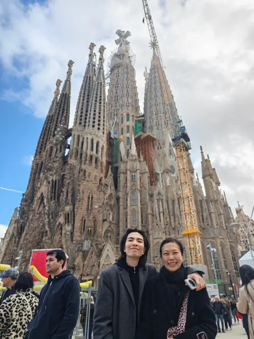 ▲蕭敬騰（左）和Summer在聖家堂前留影。（圖／喜鵲娛樂提供）