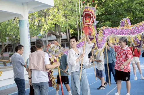 ▲曹雅雯（中）極短髮型引起話題。（圖／公視台語台提供）