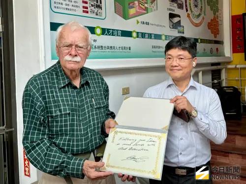 ▲ 被譽為全球太陽能車競賽重要推手與精神象徵的Hans Tholstrup（左）來台出席活動，右為高科大模具工程系教授艾和昌。（圖／記者陳美嘉攝，2026.03.27）