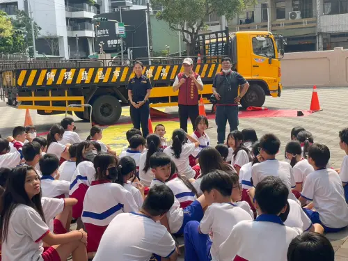 我在你身邊你卻看不到我　雄警結合實地體驗大型車入校園