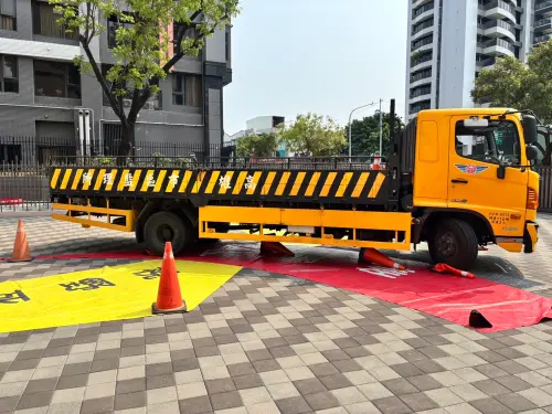 ▲現場更設有3D模擬酒駕眼鏡體驗區，讓學生實際感受酒後行走時的視線模糊與平衡失調，進一步了解酒駕帶來的安全風險，從小扎根正確的交通行為。(圖／高市警局交通大隊提供)