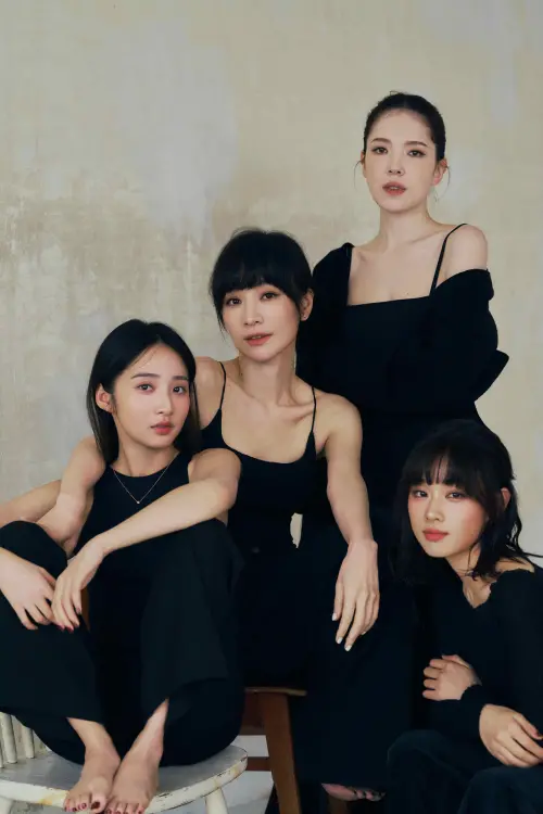 ▲「時間軸製作所」四位演技女神齊聚拍攝形象照，全黑造型氣勢滿滿，左起李沐、陽靚、許瑋甯及湯詠絮。（圖／時間軸製作所）