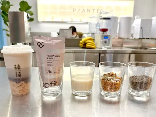 ▲植蘊「芝麻高蛋白堅果飲」，喝起來就像芝麻凍飲，還能咬咬嚼嚼到堅果燕麥的口感與香氣。（圖／記者蕭涵云攝）